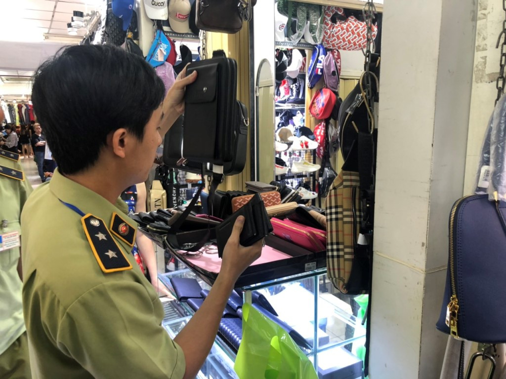 Kiểm tra chợ 'nhà giàu' Sài Gòn, phát hiện hàng ngàn sản phẩm giả, nhái ảnh 3