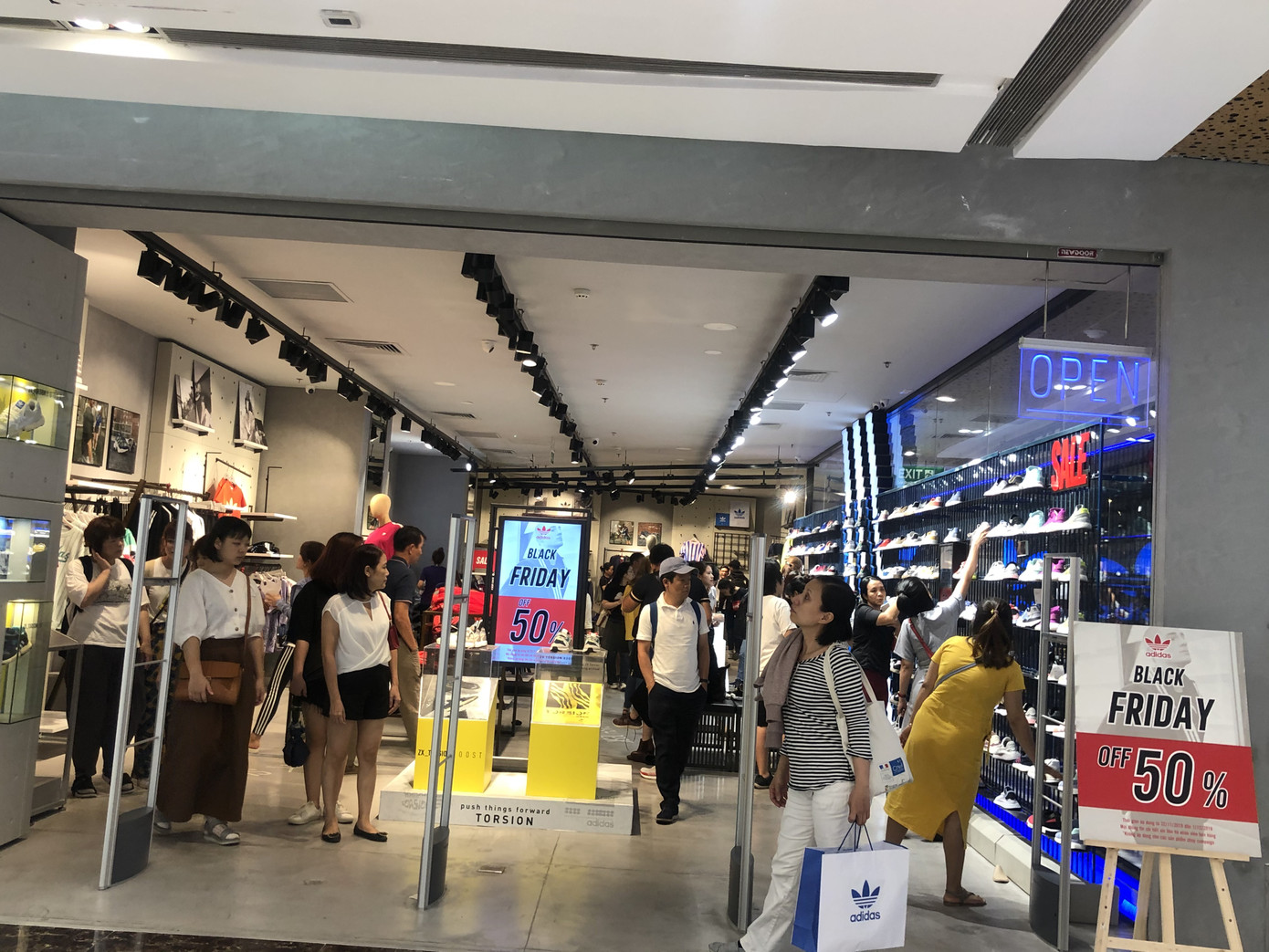 Giới trẻ đổ xô 'săn' Black Friday ảnh 18