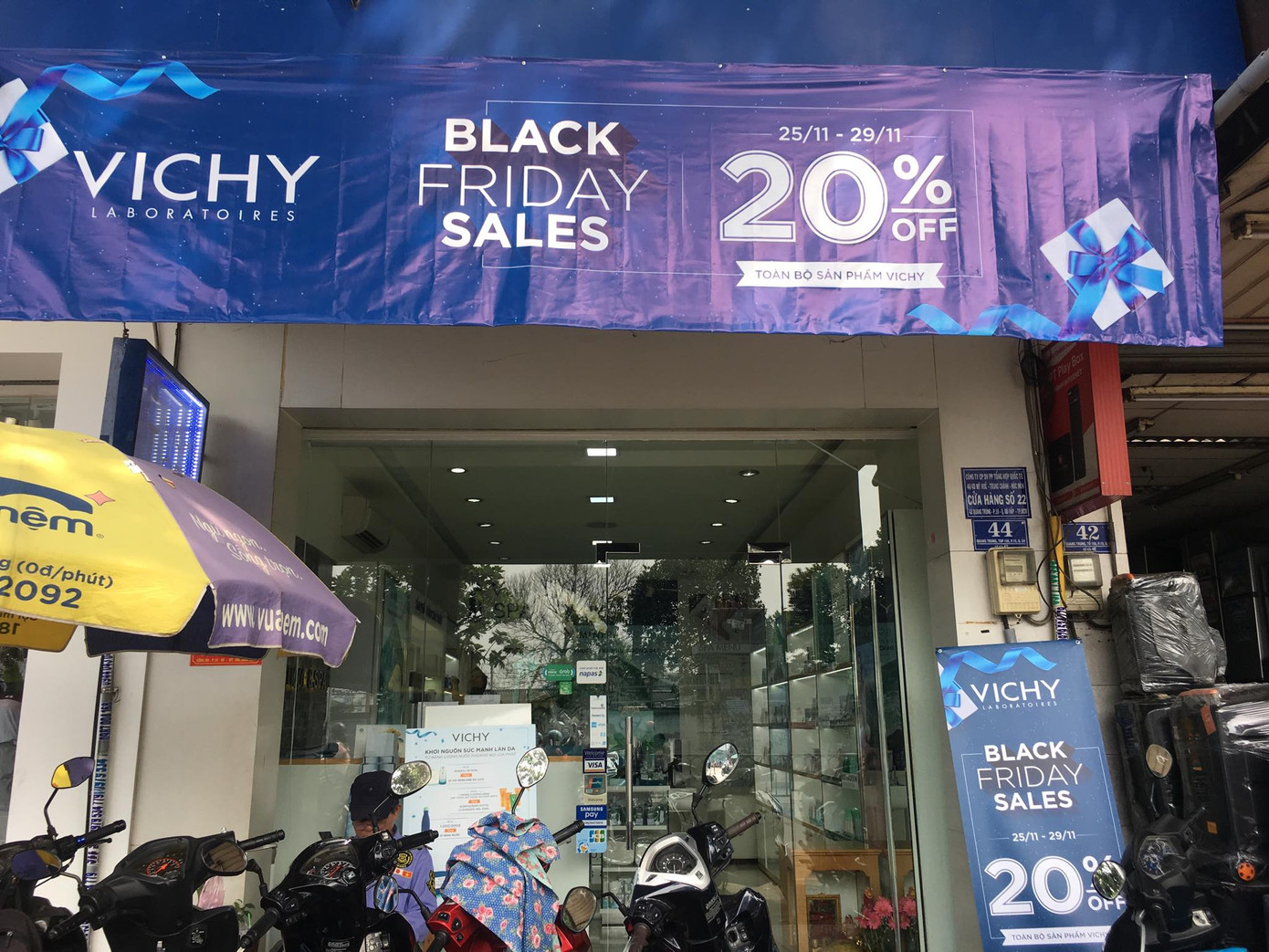 Giới trẻ đổ xô 'săn' Black Friday ảnh 8