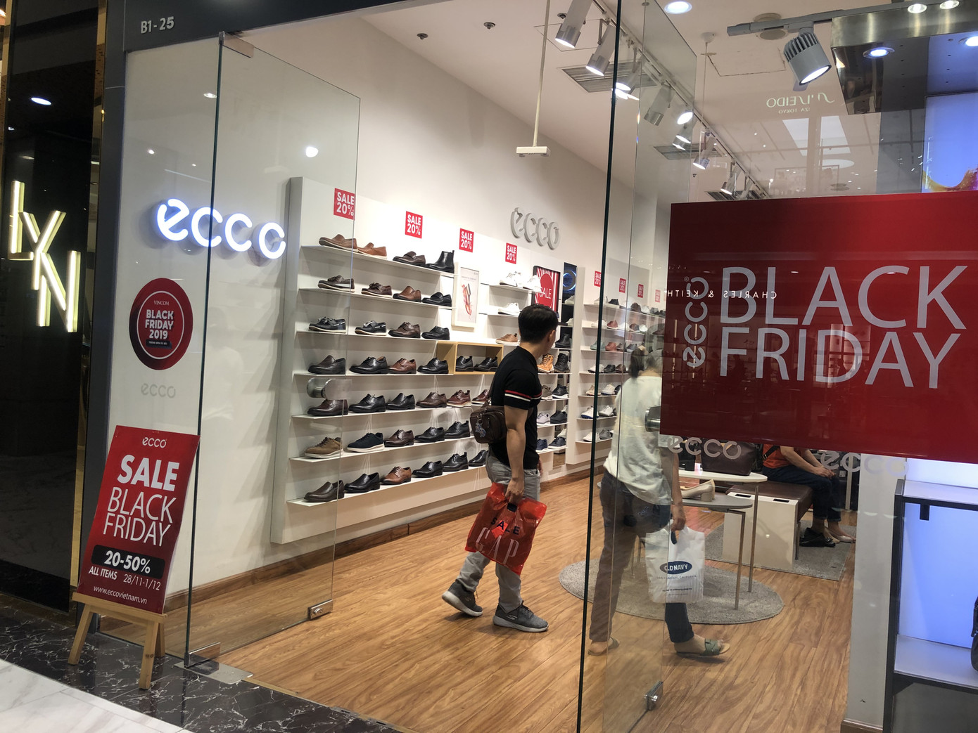 Giới trẻ đổ xô 'săn' Black Friday ảnh 19