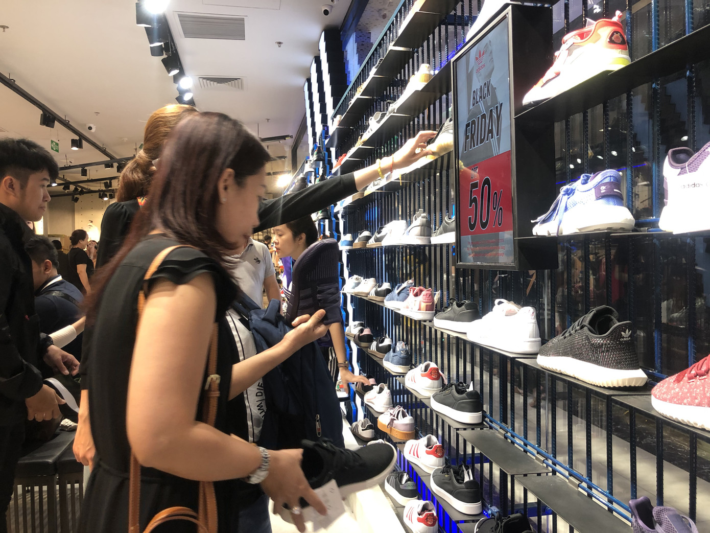 Giới trẻ đổ xô 'săn' Black Friday ảnh 16