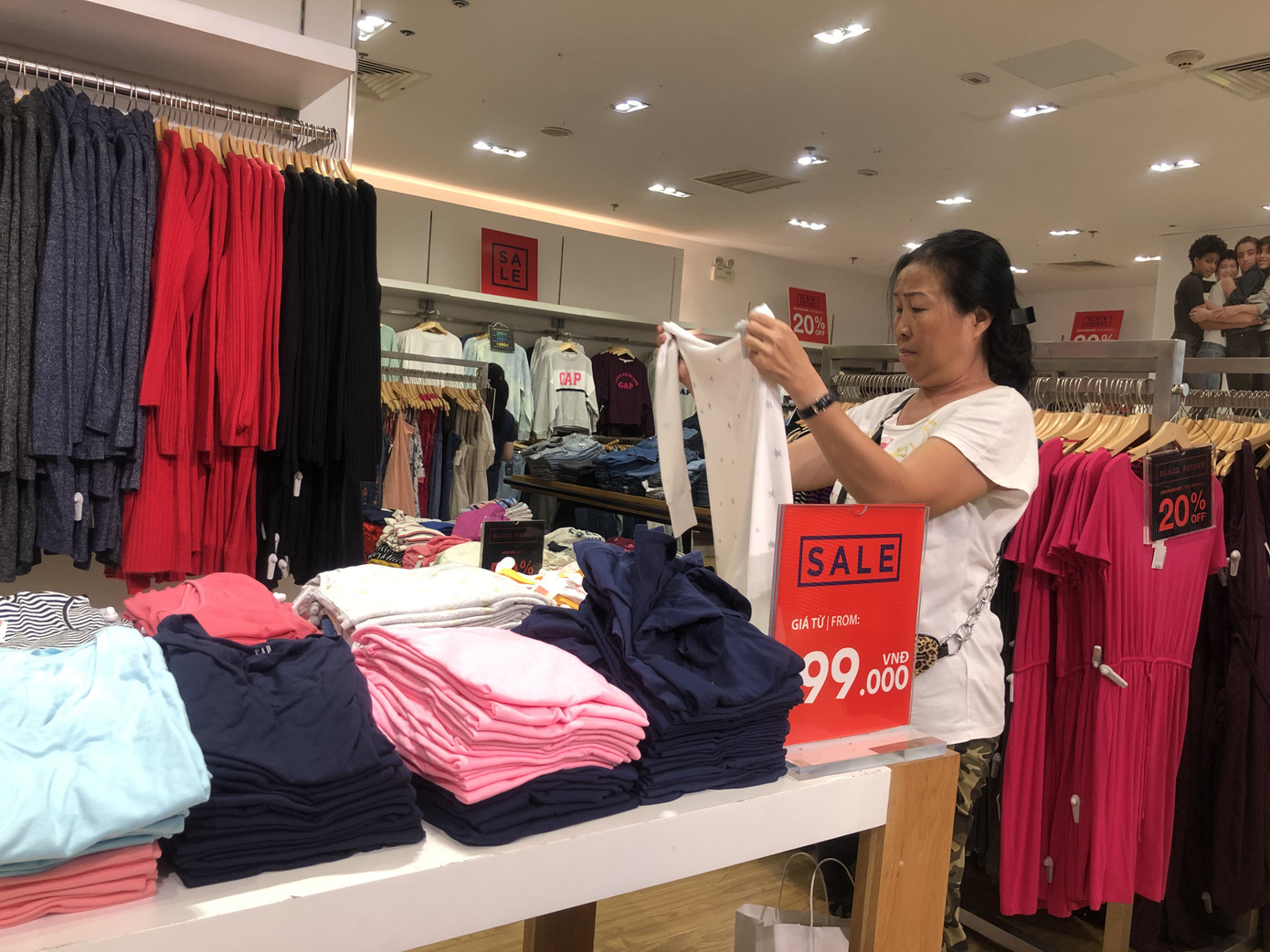 Giới trẻ đổ xô 'săn' Black Friday ảnh 15