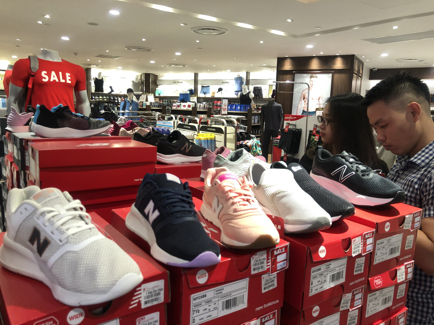 Giới trẻ đổ xô 'săn' Black Friday ảnh 5