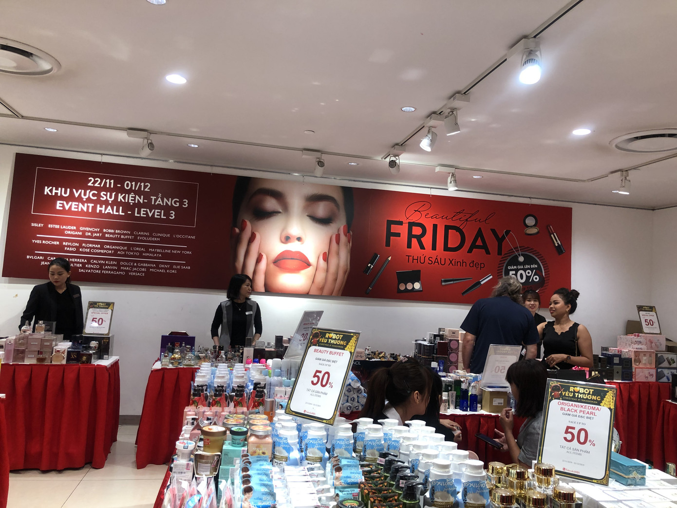 Giới trẻ đổ xô 'săn' Black Friday ảnh 1