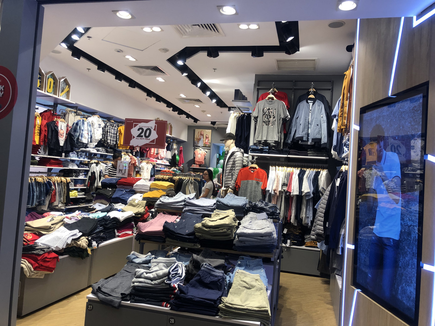 Giới trẻ đổ xô 'săn' Black Friday ảnh 9