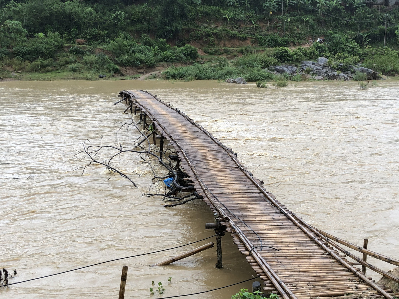 Thanh Hoá: Hàng trăm hộ dân bị cô lập sau mưa bão số 2 ảnh 1