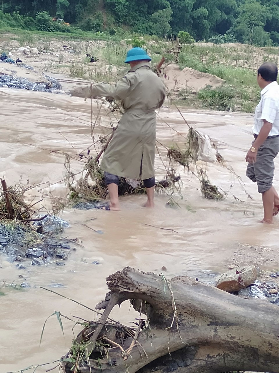 Thanh Hoá: Hàng trăm hộ dân bị cô lập sau mưa bão số 2 ảnh 4
