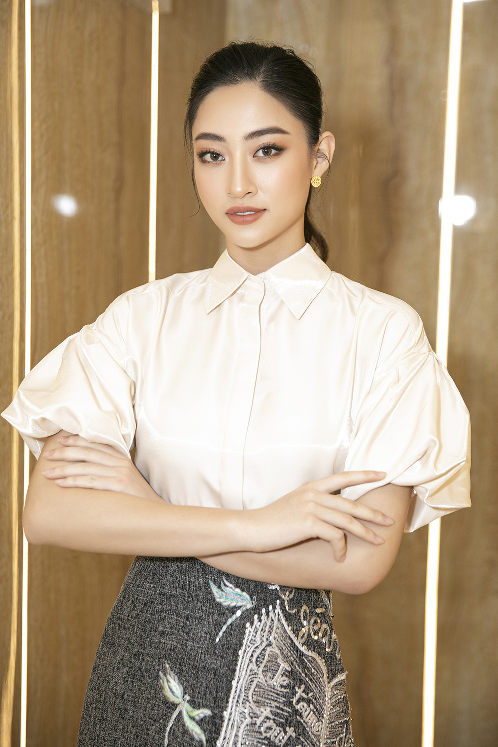 Hoa hậu Lương Thuỳ Linh hé lộ từng đi gù lưng cho giống bạn bè chỉ vì quá cao ảnh 5