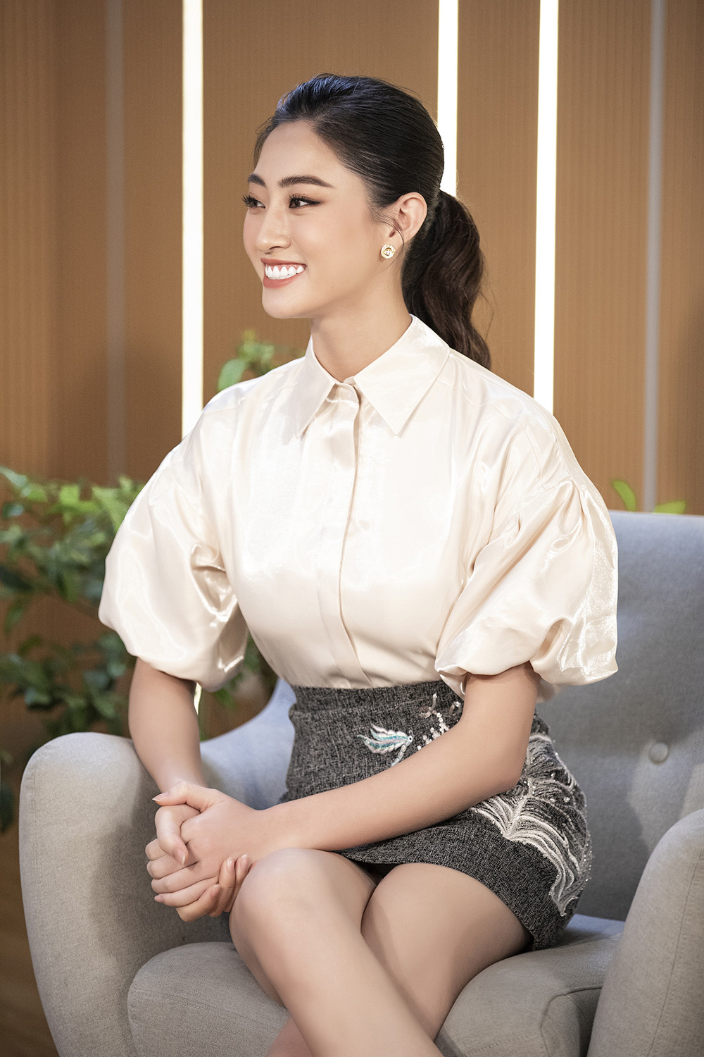 Hoa hậu Lương Thuỳ Linh hé lộ từng đi gù lưng cho giống bạn bè chỉ vì quá cao ảnh 2