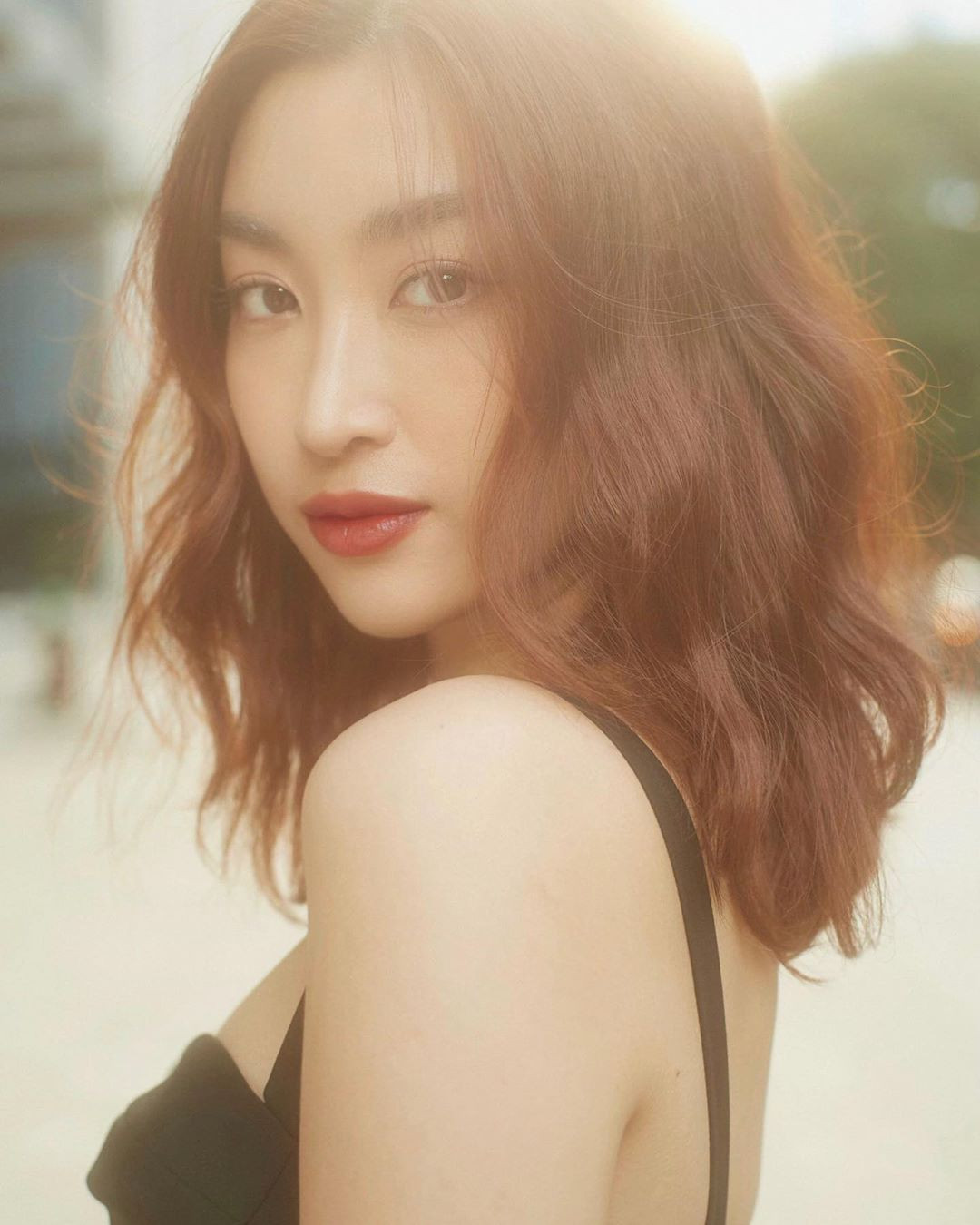 Minh Tú mặc trễ nải khoe vai trần nuột nà, Giáng My nóng bỏng với bikini ở tuổi 50 ảnh 11