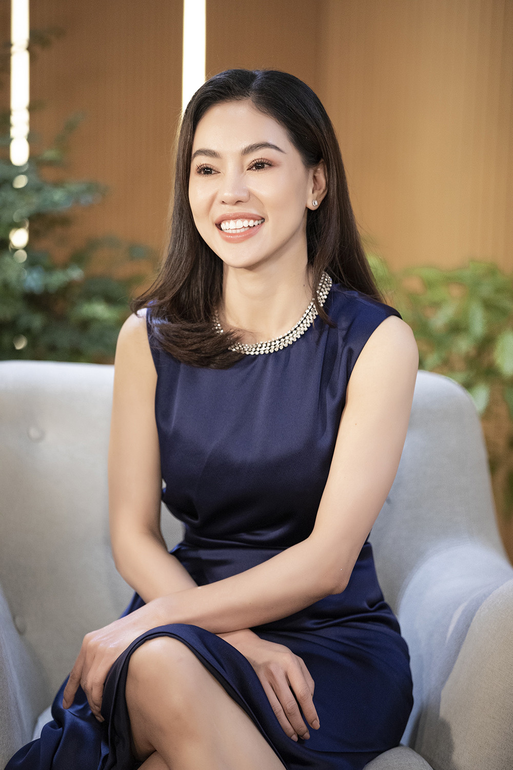 Hoa hậu Lương Thuỳ Linh hé lộ từng đi gù lưng cho giống bạn bè chỉ vì quá cao ảnh 3