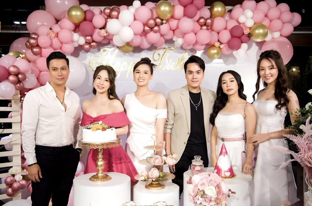 Quỳnh Nga khoe vòng 1 nóng bỏng, tình tứ bên Việt Anh trong tiệc sinh nhật quy tụ dàn sao ảnh 3