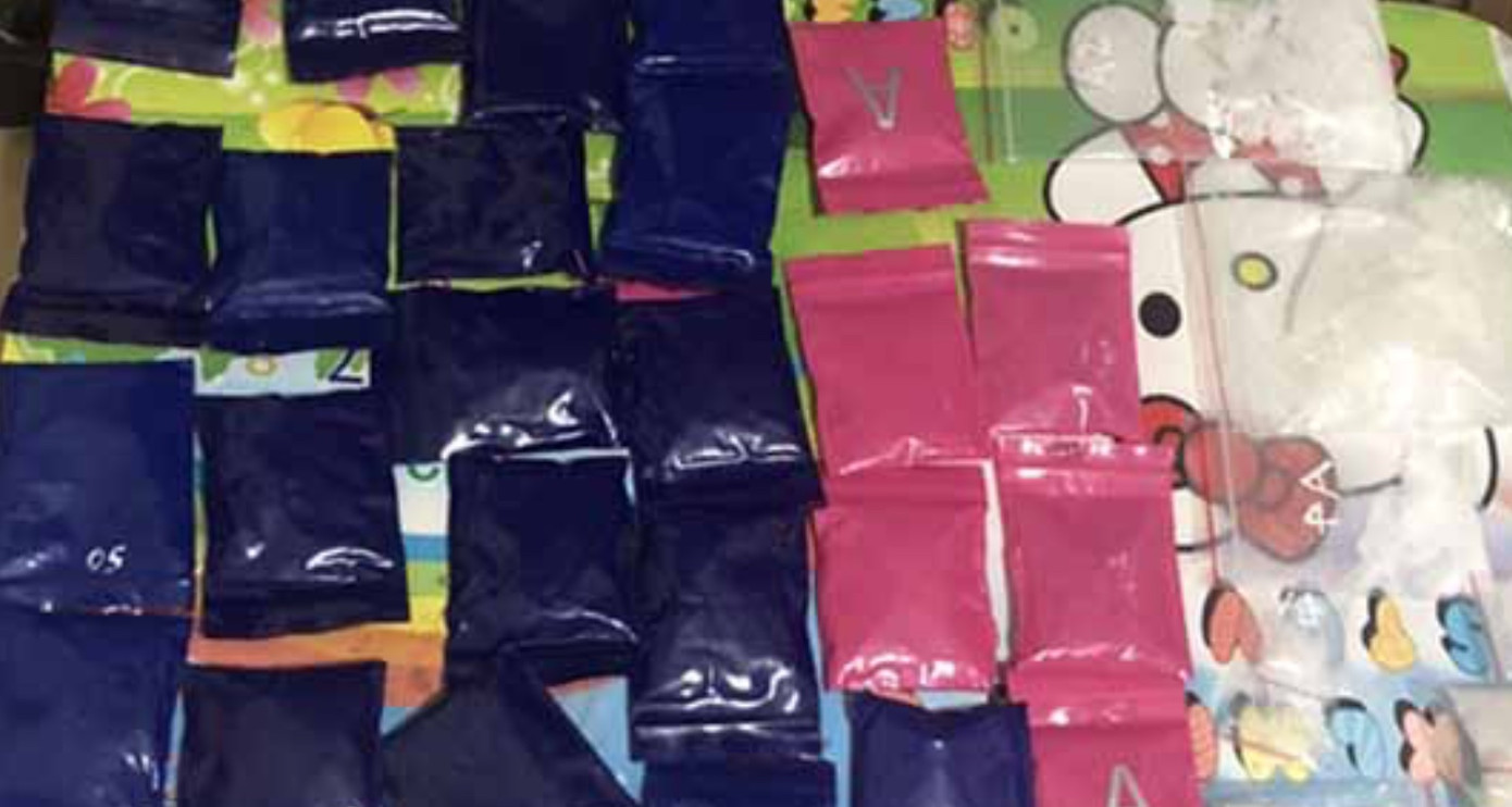 Bắt quả tang 'hotgirl' 18 tuổi đang mua bán hàng nghìn viên ma túy ảnh 2