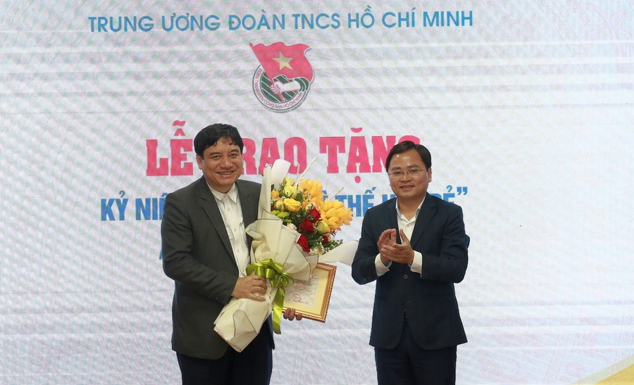 T.Ư Đoàn trao tặng Kỷ niệm chương 'Vì thế hệ trẻ' cho ông Nguyễn Đắc Vinh ảnh 1