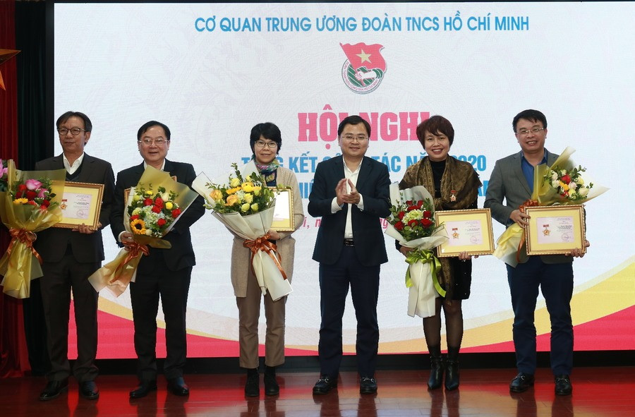 Màu áo xanh thanh niên để lại dấu ấn đậm nét trong năm 2020 ảnh 4