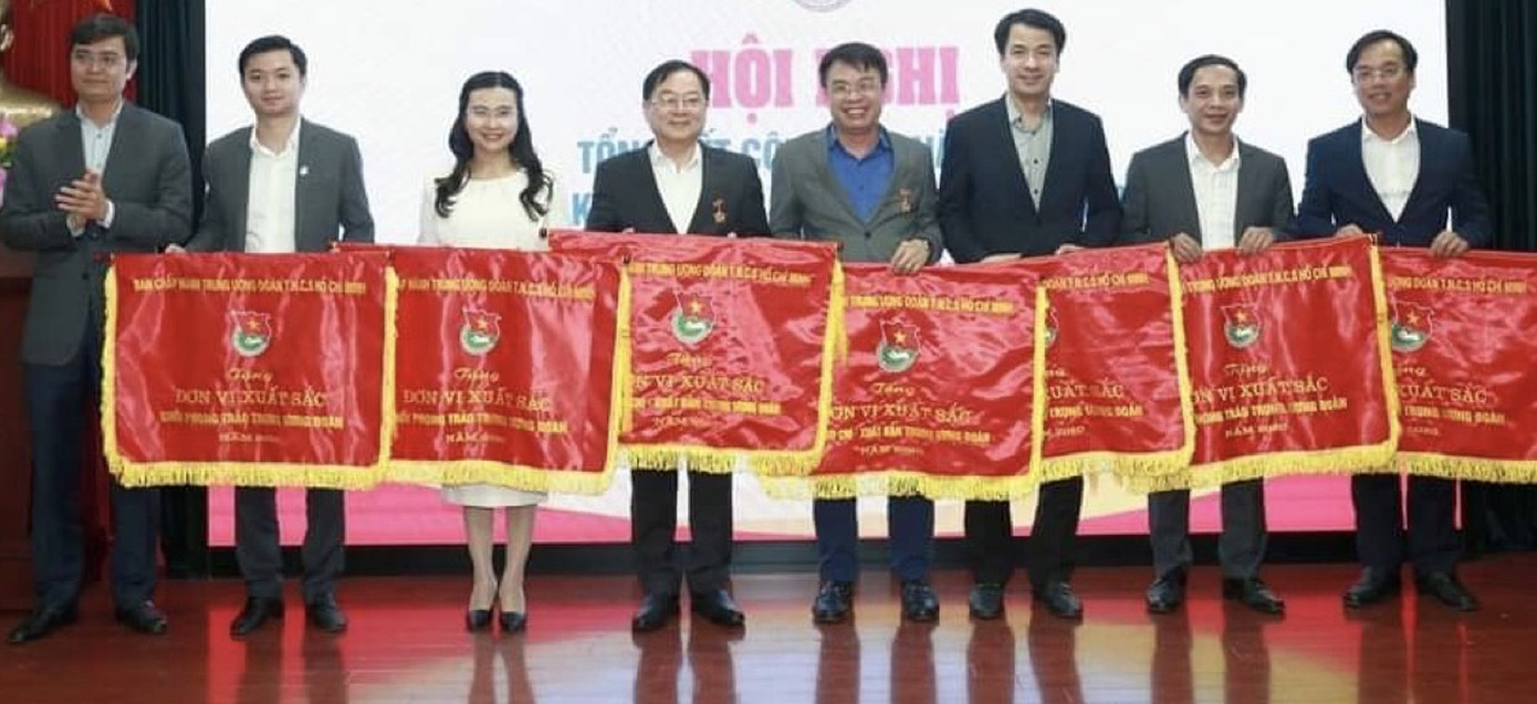 Màu áo xanh thanh niên để lại dấu ấn đậm nét trong năm 2020 ảnh 2