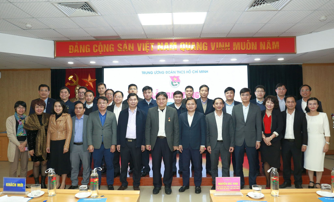 T.Ư Đoàn trao tặng Kỷ niệm chương 'Vì thế hệ trẻ' cho ông Nguyễn Đắc Vinh ảnh 2