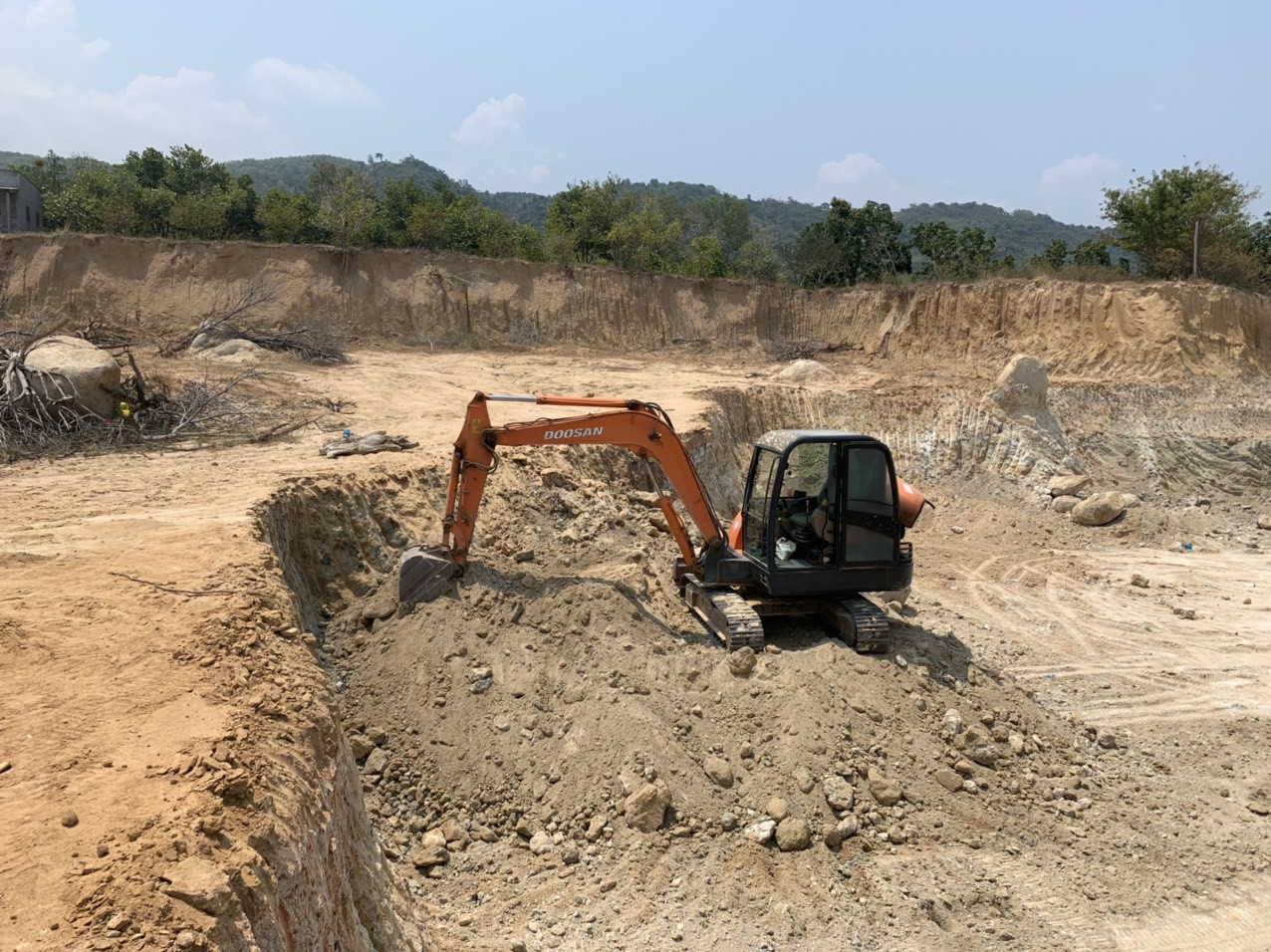 Xe ủi đào đất trái phép tại xã Cam Hiệp Bắc Khánh Hoà xử lý người đứng đầu để xảy ra khai thác khoáng sản trái phép ảnh 1
