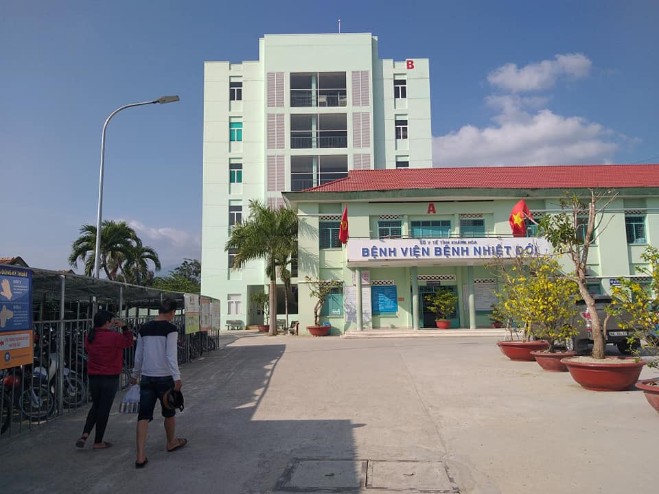 Cách ly bác sỹ thăm khám cho cô gái nhiễm Covid-19 ảnh 1