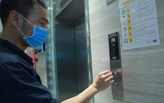 Chung cư Hà Nội sáng tạo tăm bấm thang máy mùa dịch Covid-19 ảnh 2
