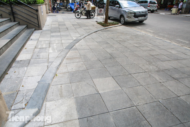 Vỉa hè các tuyến phố vùng 'lõi' Thủ đô thay đổi ra sao sau lát đá tự nhiên? ảnh 8