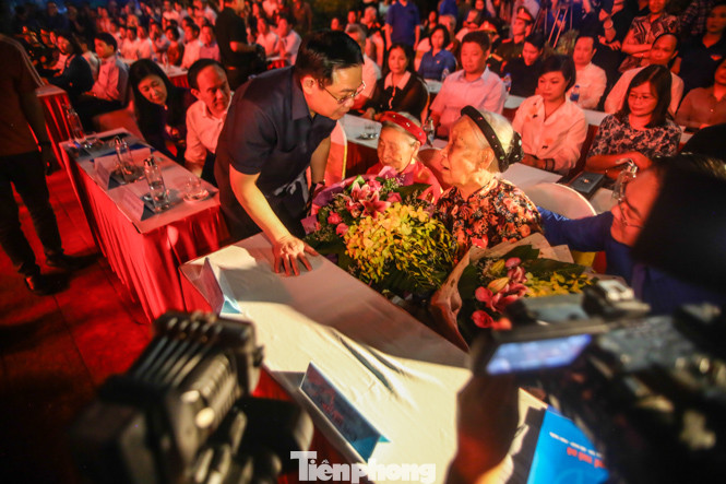 Bí thư Thành ủy Hà Nội thắp hương tri ân các anh hùng liệt sĩ ảnh 3