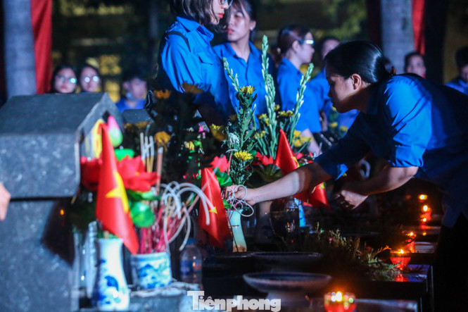 Bí thư Thành ủy Hà Nội thắp hương tri ân các anh hùng liệt sĩ ảnh 12