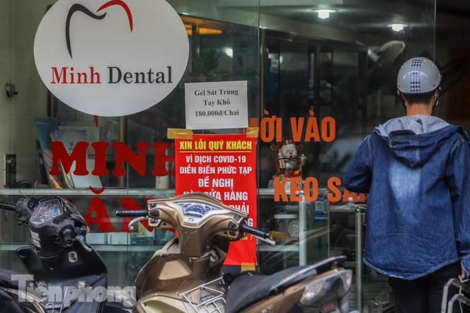 Phố thuốc lớn nhất Hà Nội thưa vắng trước 'lệnh' đeo khẩu trang nơi công cộng ảnh 7