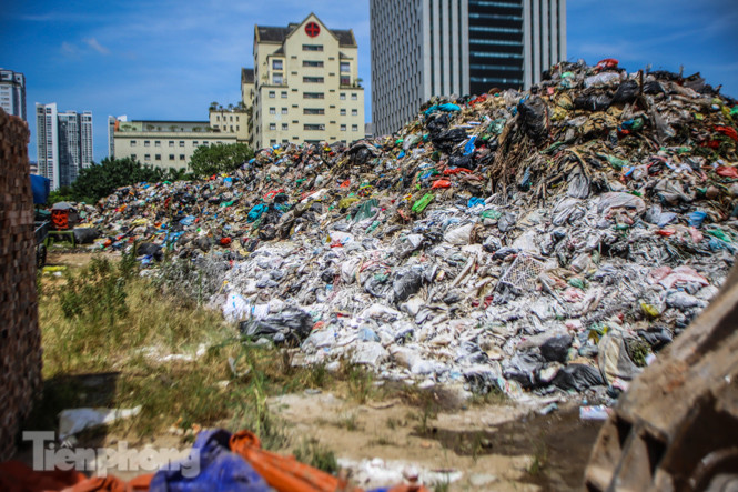 Rác ùn ứ, chất cao như ‘núi' ở trung tâm Thủ đô ảnh 9