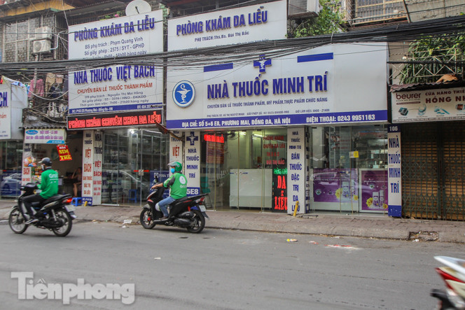 Phố thuốc lớn nhất Hà Nội thưa vắng trước 'lệnh' đeo khẩu trang nơi công cộng ảnh 2