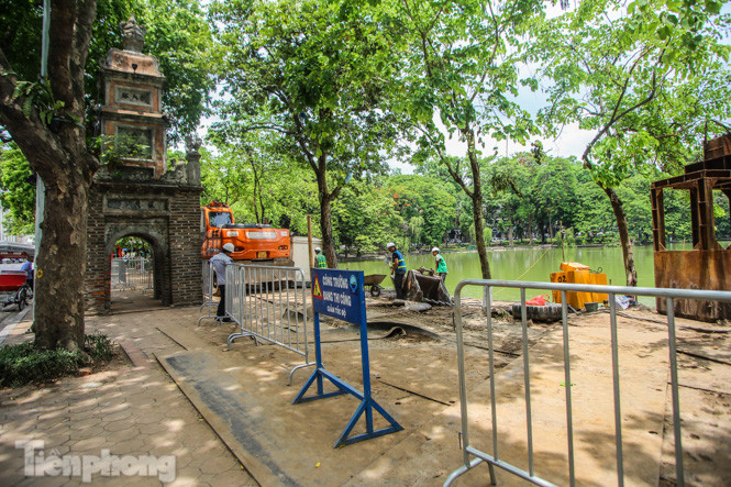 Cận cảnh 3 mũi thi công ngày đêm chỉnh trang, kè hồ Hoàn Kiếm ảnh 4