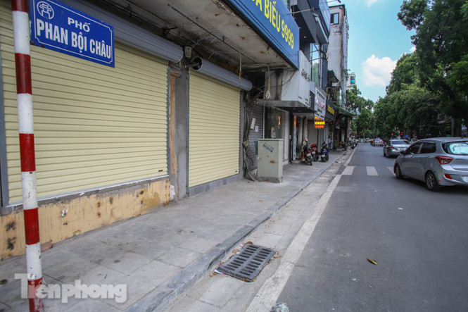 Vỉa hè các tuyến phố vùng 'lõi' Thủ đô thay đổi ra sao sau lát đá tự nhiên? ảnh 1