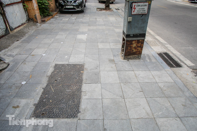 Vỉa hè các tuyến phố vùng 'lõi' Thủ đô thay đổi ra sao sau lát đá tự nhiên? ảnh 9