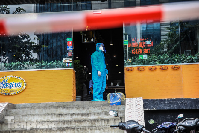 Xét nghiệm nhanh nhân viên cửa hàng Pizza có người nghi mắc COVID-19 ở Hà Nội ảnh 6