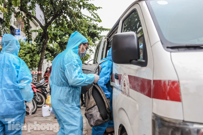 Xét nghiệm nhanh nhân viên cửa hàng Pizza có người nghi mắc COVID-19 ở Hà Nội ảnh 10