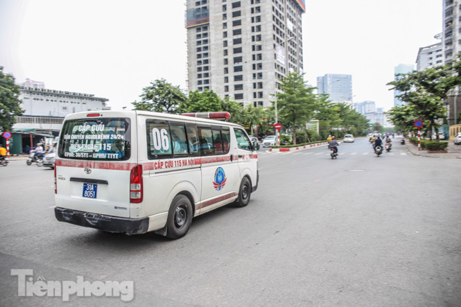 Xét nghiệm nhanh nhân viên cửa hàng Pizza có người nghi mắc COVID-19 ở Hà Nội ảnh 11