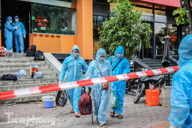 Xét nghiệm nhanh nhân viên cửa hàng Pizza có người nghi mắc COVID-19 ở Hà Nội ảnh 9