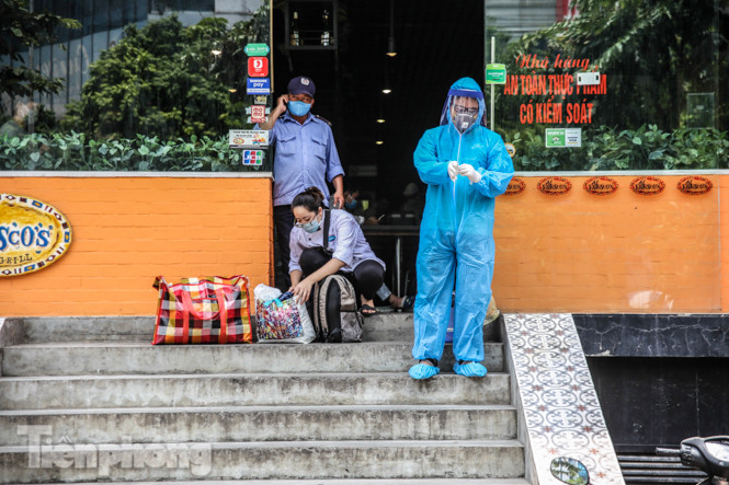 Xét nghiệm nhanh nhân viên cửa hàng Pizza có người nghi mắc COVID-19 ở Hà Nội ảnh 8