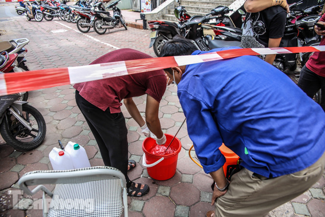 Xét nghiệm nhanh nhân viên cửa hàng Pizza có người nghi mắc COVID-19 ở Hà Nội ảnh 7