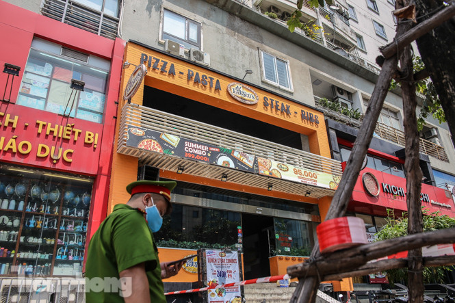 Xét nghiệm nhanh nhân viên cửa hàng Pizza có người nghi mắc COVID-19 ở Hà Nội ảnh 1