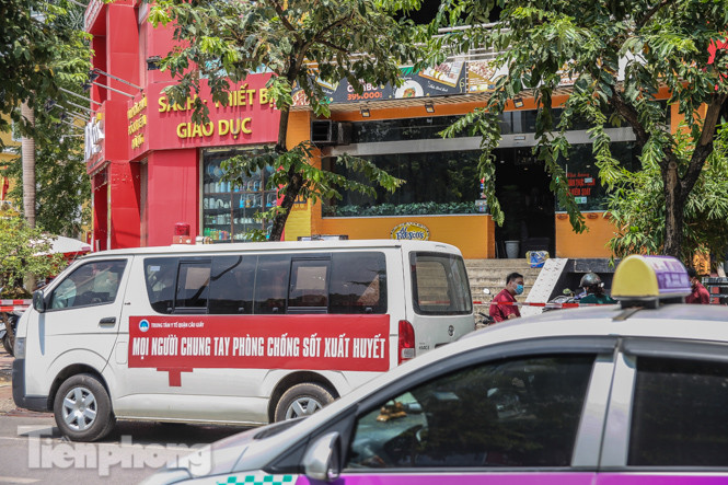 Xét nghiệm nhanh nhân viên cửa hàng Pizza có người nghi mắc COVID-19 ở Hà Nội ảnh 2