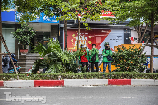 Xét nghiệm nhanh nhân viên cửa hàng Pizza có người nghi mắc COVID-19 ở Hà Nội ảnh 5