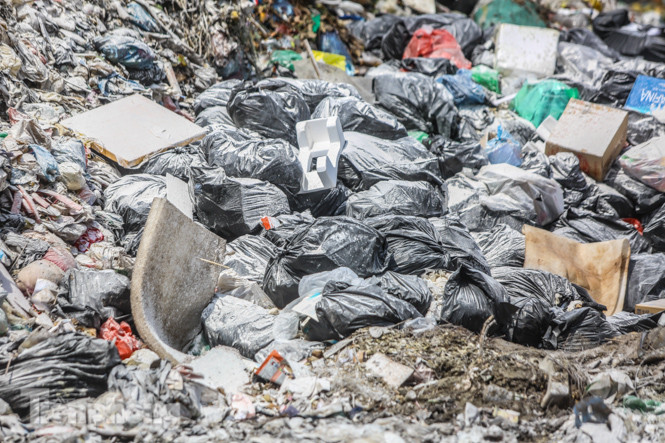 Rác ùn ứ, chất cao như ‘núi' ở trung tâm Thủ đô ảnh 6