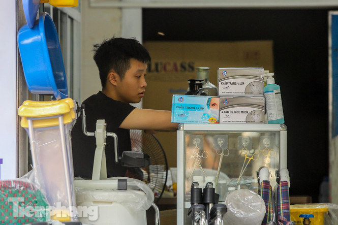 Dân 'mỏi mắt' tìm mua khẩu trang y tế ở chợ thuốc lớn nhất Hà Nội ảnh 7