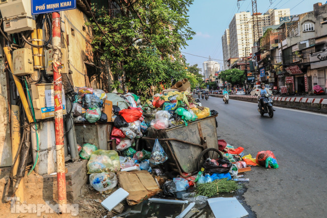 Xe vào bãi rác Nam Sơn bị chặn, phố phường Hà Nội ngập trong 'biển' rác ảnh 10