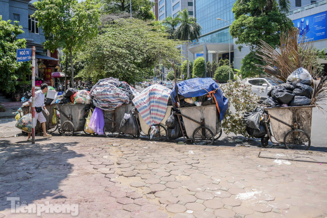 Xe vào bãi rác Nam Sơn bị chặn, phố phường Hà Nội ngập trong 'biển' rác ảnh 5