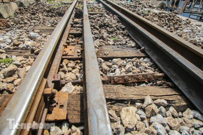 Bắt đầu đục thông tiếp 5 vòm cầu đá ‘trăm tuổi’ trên phố Phùng Hưng ảnh 7