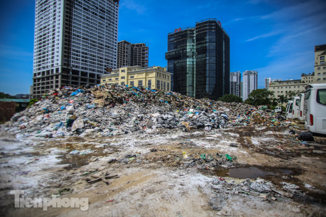 Rác ùn ứ, chất cao như ‘núi' ở trung tâm Thủ đô ảnh 2