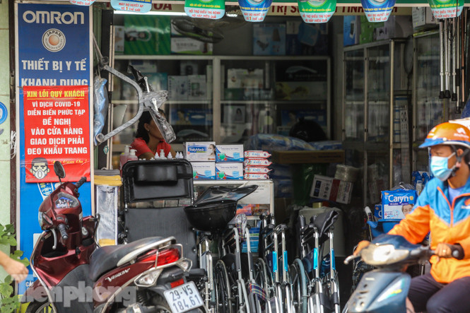 Phố thuốc lớn nhất Hà Nội thưa vắng trước 'lệnh' đeo khẩu trang nơi công cộng ảnh 11