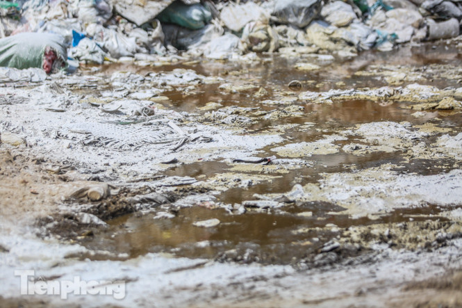 Rác ùn ứ, chất cao như ‘núi' ở trung tâm Thủ đô ảnh 5